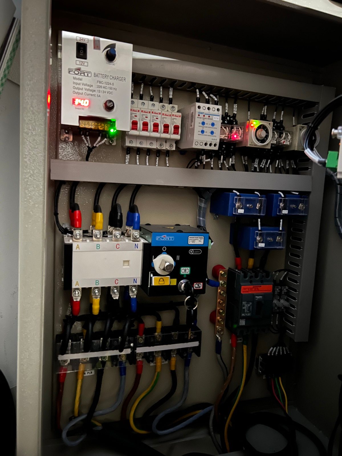 Close-up panel ATS (automatic transfer switch) dan komponen kelistrikan yang diperiksa saat audit teknis SLF