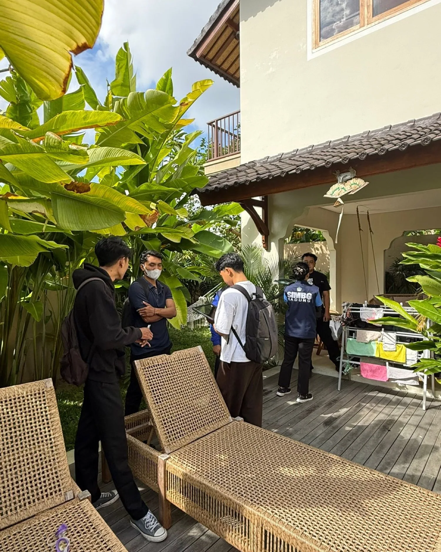 Surveyor JKK bersama petugas SIMBG Badung meninjau kondisi bangunan di area dek dan taman villa existing saat inspeksi kelaikan fungsi