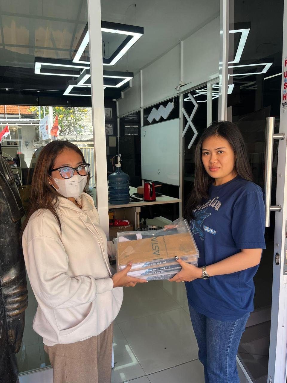 Serah terima bundel dokumen PBG & SLF dari tim JKK kepada klien di kantor JKK