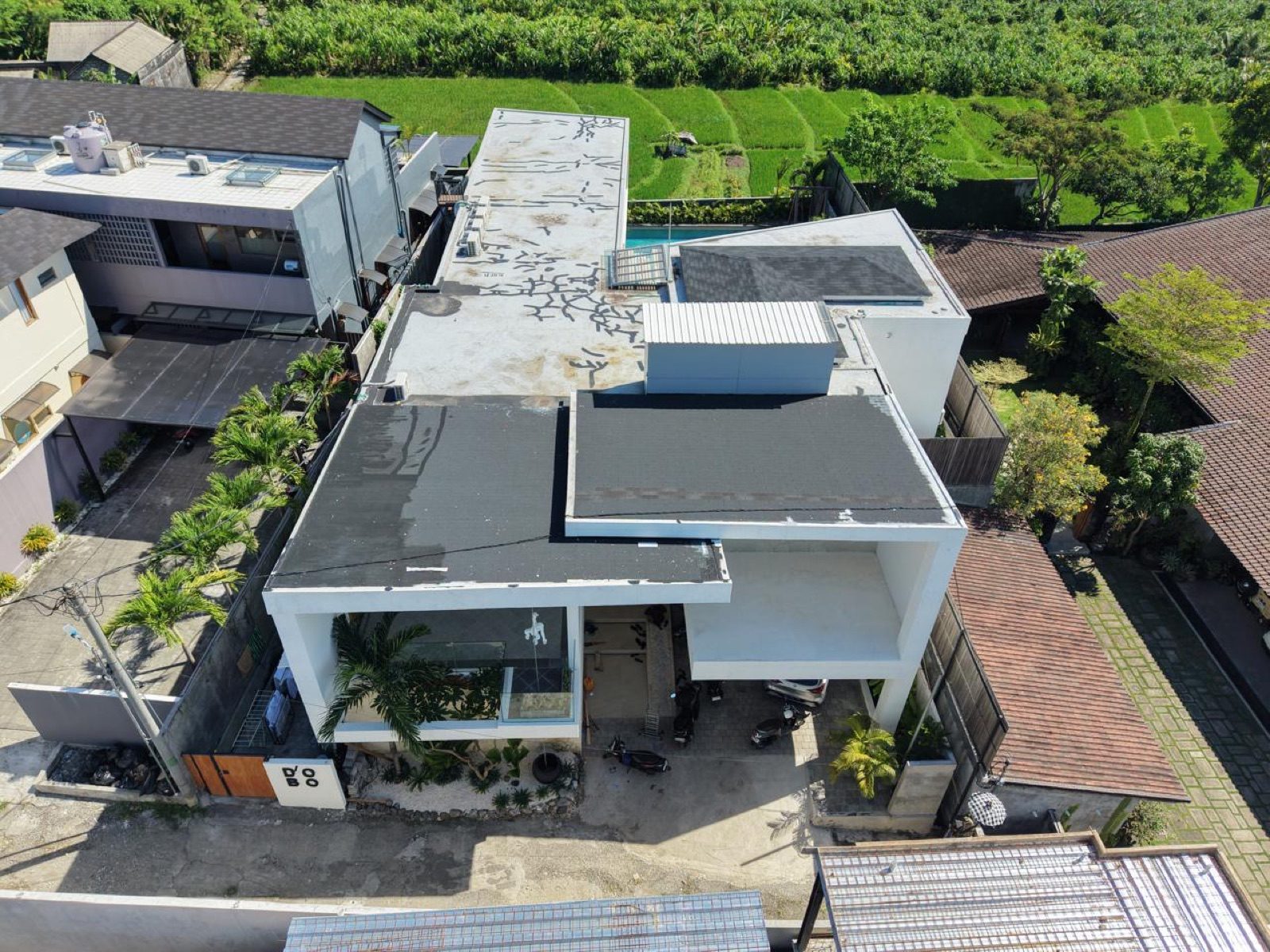 Foto udara atap dak beton dengan pola marking spidol untuk pemetaan titik uji waterproofing